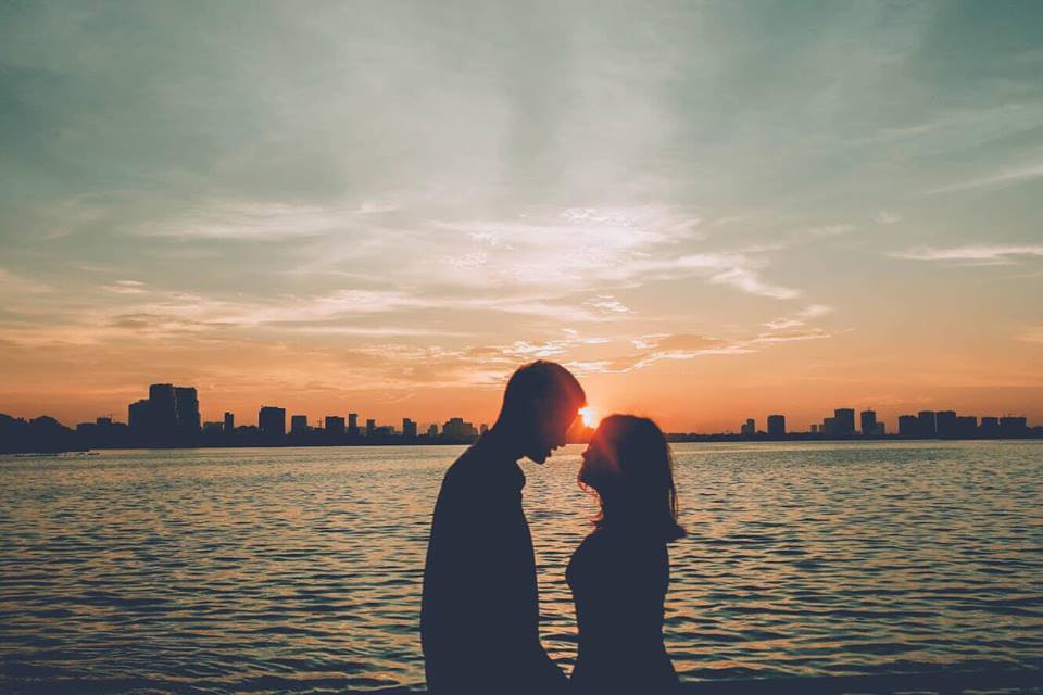 Hoàng hôn - Hình ảnh lãng mạn của ánh hoàng hôn khi mặt trời lặn sẽ khiến bạn lưu giữ trong lòng những kỷ niệm đáng nhớ. Hãy cùng khám phá sắc đỏ cam của bầu trời và những đường nét lung linh, tạo nên một bức tranh hoàng hôn tuyệt đẹp.