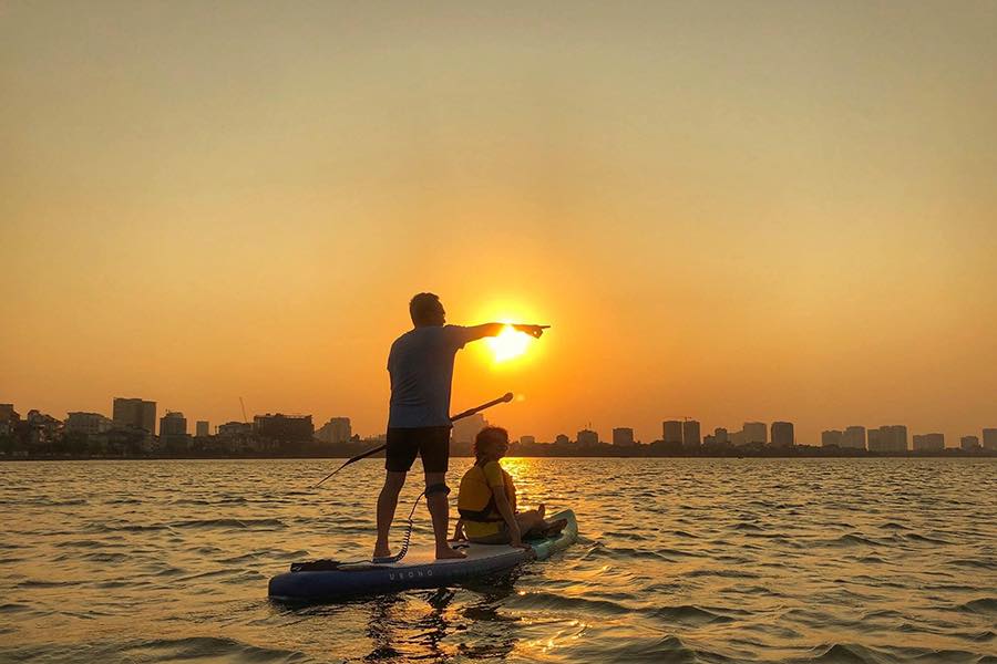 Chèo thuyền SUP Hồ Tây - Trải nghiệm "cực đã" dành cho giới trẻ Hà Nội